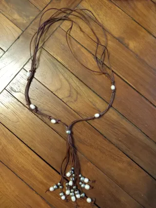 Collar largo marrón con perlas y plata