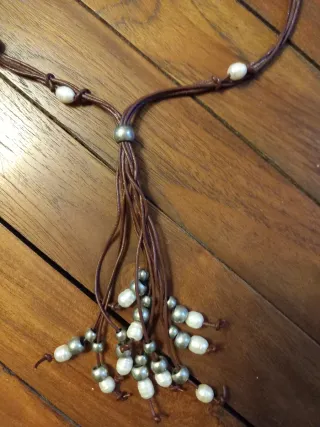 Collar largo marrón con perlas y plata