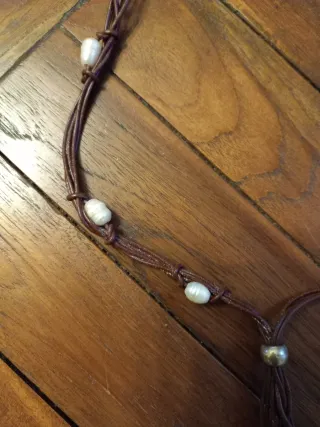 Collar largo marrón con perlas y plata