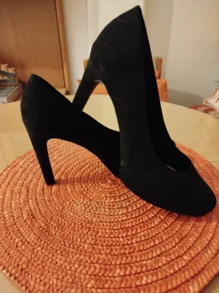 Zapatos de tacón de ante negros