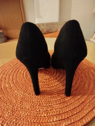 Zapatos de tacón de ante negros