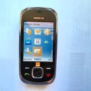 Móvil Nokia con su cargador.