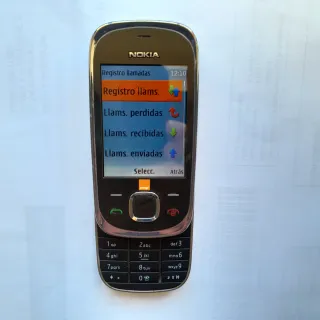 Móvil Nokia con su cargador.