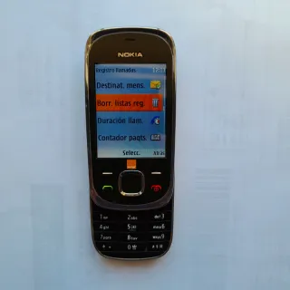 Móvil Nokia con su cargador.