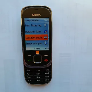 Móvil Nokia con su cargador.