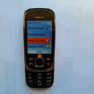 Móvil Nokia con su cargador.