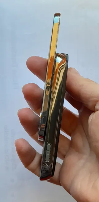 Móvil Nokia con su cargador.