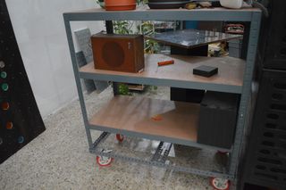 Estantería de hierro con ruedas