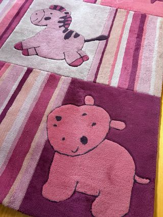 Alfombra infantil animales rosa y morado