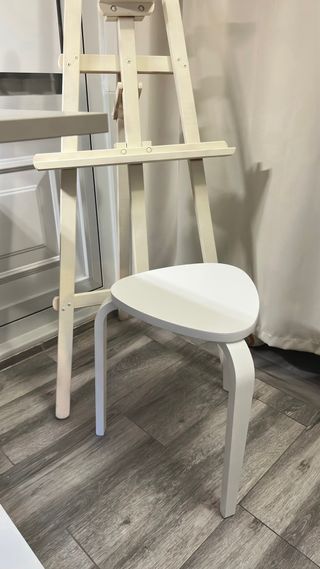 Caballete y taburete de madera