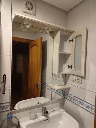 Espejo de baño blanco y transparente con mueble