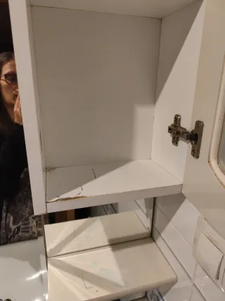 Espejo de baño blanco y transparente con mueble