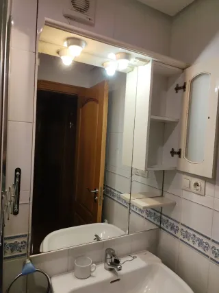 Espejo de baño blanco y transparente con mueble