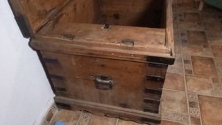 Baúl antiguo siglo XVIII madera y metal