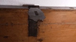 Baúl antiguo siglo XVIII madera y metal