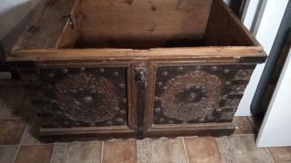 Baúl antiguo siglo XVIII madera y metal