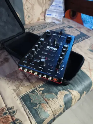 Mesa DJ Akai Profesional Serato AMX