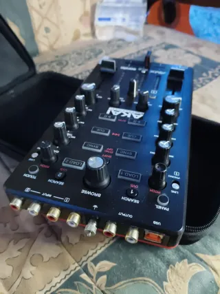 Mesa DJ Akai Profesional Serato AMX