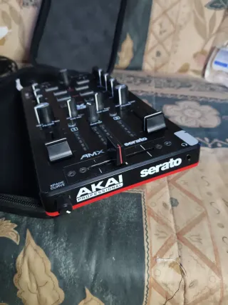 Mesa DJ Akai Profesional Serato AMX