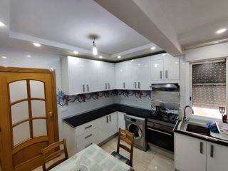 Se Alquila un piso de 3 habitaciones