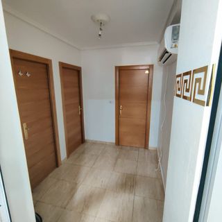 Se Alquila un piso de 3 habitaciones