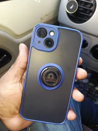 iPhone 13 con funda y anillo