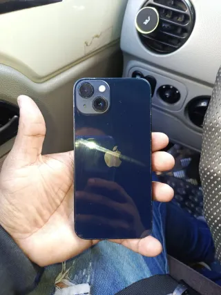 iPhone 13 con funda y anillo