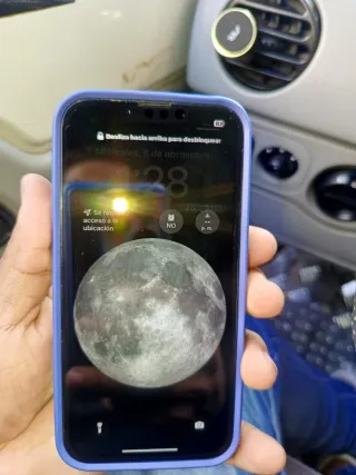 iPhone 13 con funda y anillo