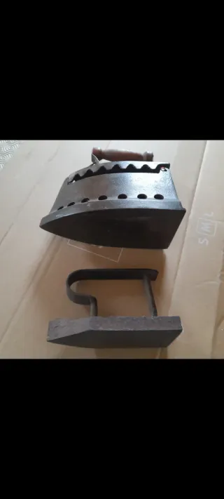 Ferro da stiro antico in ghisa