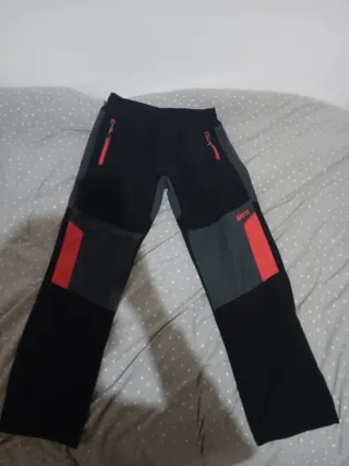 Pantalones de montaña negros, grises y rojos