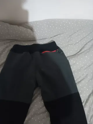 Pantalones de montaña negros, grises y rojos