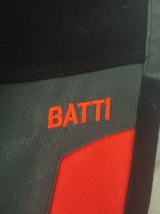 Pantalones de montaña negros, grises y rojos