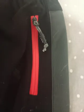 Pantalones de montaña negros, grises y rojos