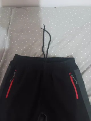 Pantalones de montaña negros, grises y rojos