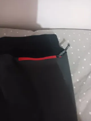 Pantalones de montaña negros, grises y rojos