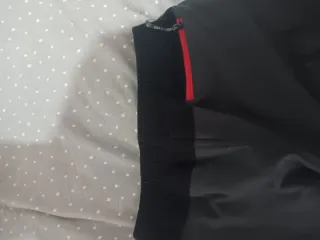 Pantalones de montaña negros, grises y rojos