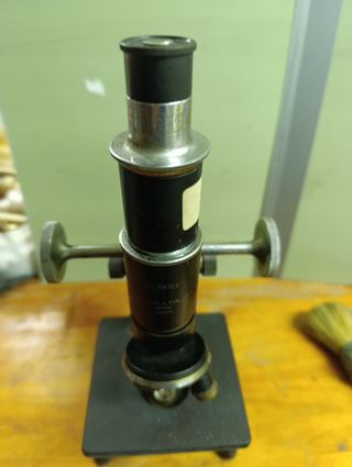 Microscopio Antiguo monocular con caja 2