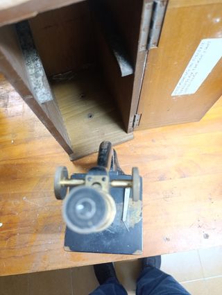 Microscopio Antiguo monocular con caja