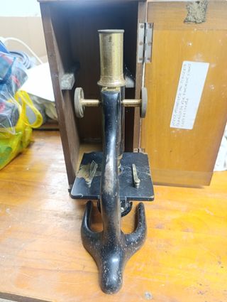 Microscopio Antiguo monocular con caja
