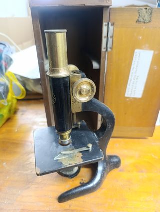 Microscopio Antiguo monocular con caja