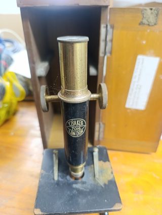 Microscopio Antiguo monocular con caja