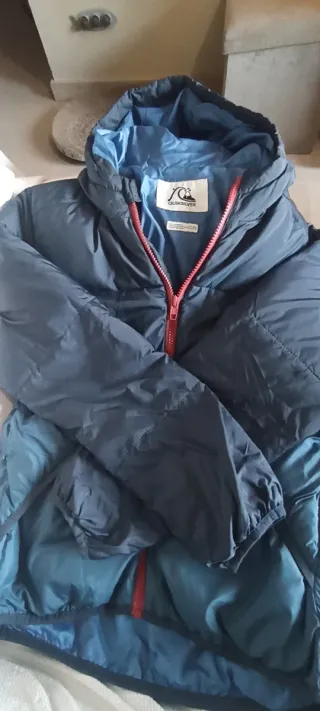 Chaquetón juvenil azul con cremallera roja