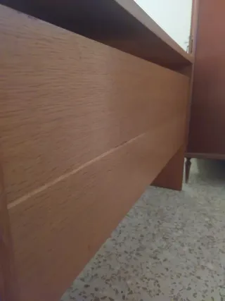 Escritorio de madera con cajones