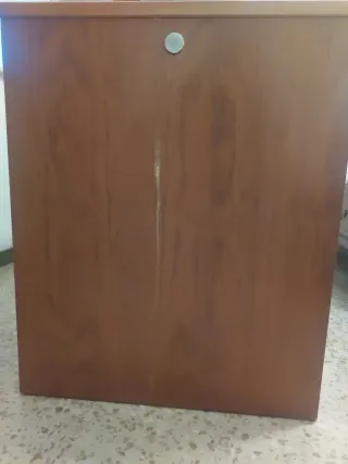 Escritorio de madera con cajones