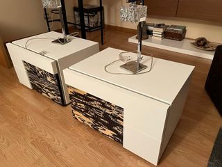 Mesitas de noche con lámparas