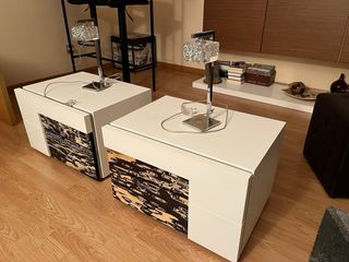 Mesitas de noche con lámparas