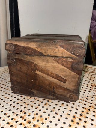 Baule antico in legno e metallo