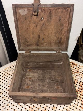 Baule antico in legno e metallo