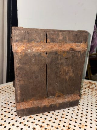Baule antico in legno e metallo