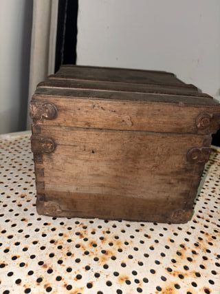 Baule antico in legno e metallo